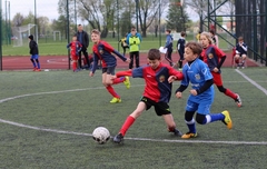Rozgrywki drużyn młodzieżowych w piłce nożnej na Orliku w Czarnej