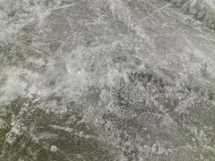 Pokruszona tafla lodowiska w Łańcucie
