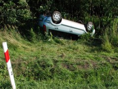 Zasnął za kierownicą, samochód dachował