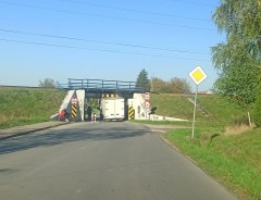 Utknął pod wiaduktem