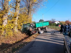 Zderzenie osobówki z traktorem, ranna jedna osoba