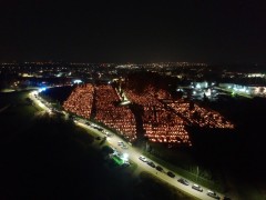 Rozświetlony tysiącami świec