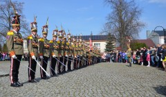 Parada straży grobowej w Żołyni