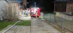 Strażacy uratowali osobę z pożaru