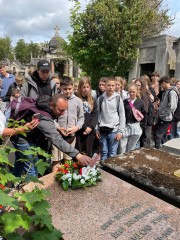 Uczniowie ze SP nr 3 w Łańcucie w trakcie wycieczki do Paryża odwiedzili mogiłę dowódcy 10 Pułku Strzelców Konnych
