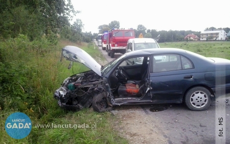 Zderzenie "osobówki" z samochodem ciężarowym. Zamknięta droga w Medyni Głogowskiej