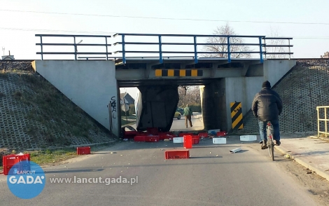 Samochód dostawczy nie zmieścił się pod wiaduktem