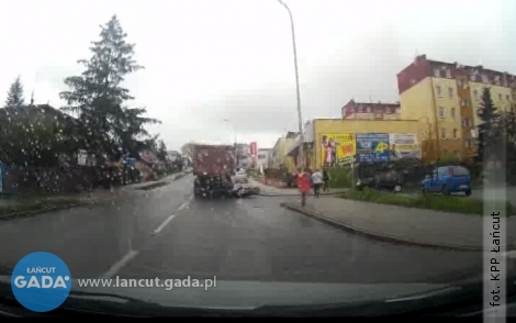 Motorowerem wjechał w ciężarówkę [FILM]