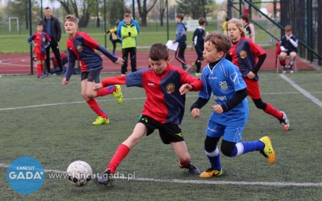 Rozgrywki drużyn młodzieżowych w piłce nożnej na Orliku w Czarnej