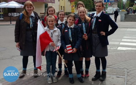 Harcerki z Łańcuta rozdają flagi