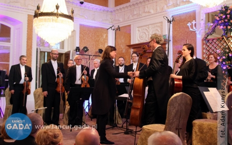 Muzyka wielkich mistrzów w sali balowej