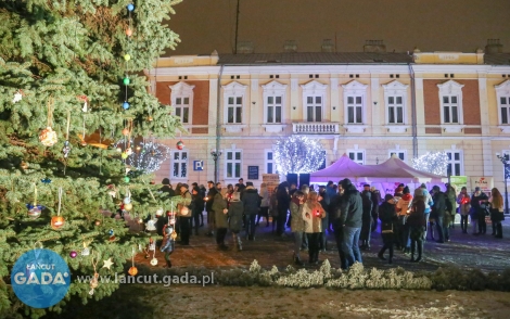 Choinka przed Urzędem Miejskim ubrana