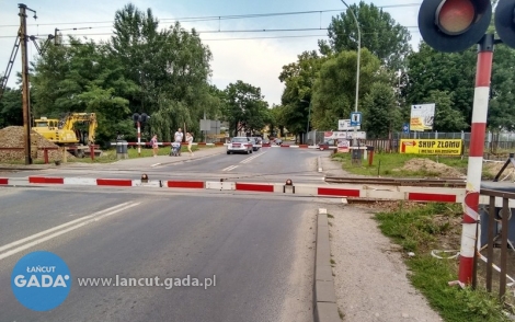 Przepisy nakazują zamknięcie przejazdów kolejowo-drogowych w powiecie