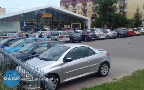 Parkingi przy Biedronkach pod lupą UOKiK