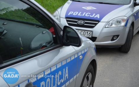 Pijany uciekał policji, skończył jazdę na drzewie