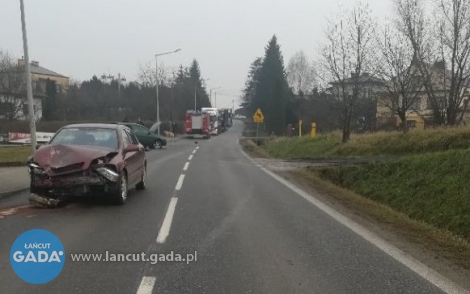 Kobieta leżała na chodniku, zatrzymał się by pomóc, wtedy doszło do wypadku