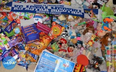 Słodycze i zabawki od kibiców Astry Medynia