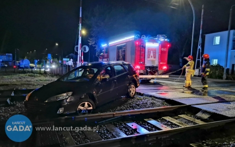 Zostawił auto na torach i uciekł