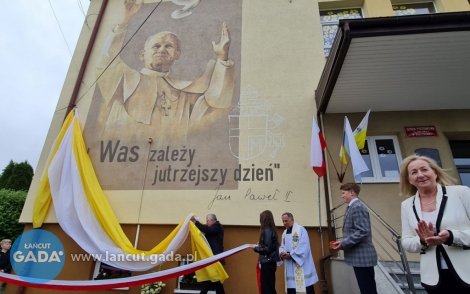 Św. Jan Paweł II na muralu w Kraczkowej