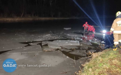 Dwóch pijanych na quadach, jeden wpadł do stawu