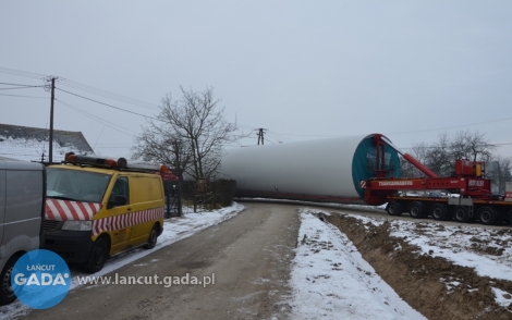 Wiatraki utknęły w drodze na farmę