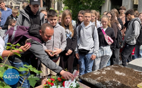 Uczniowie ze SP nr 3 w Łańcucie w trakcie wycieczki do Paryża odwiedzili mogiłę dowódcy 10 Pułku Strzelców Konnych